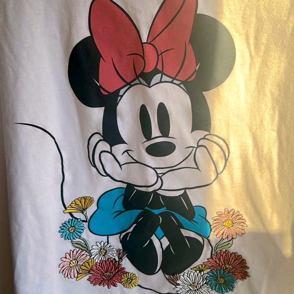 New without tags Minnie mouse, Disney with embroidered flowers xl